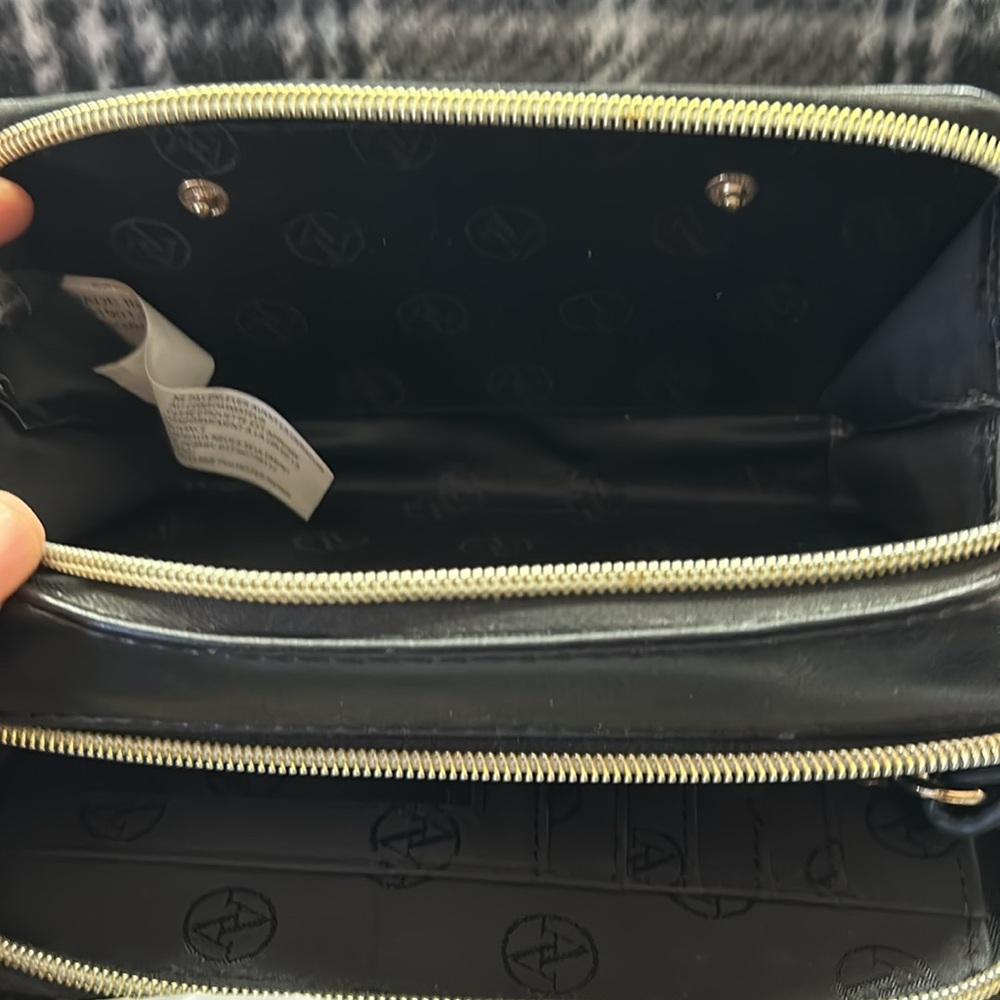 COPY - Adrienne Vittadini Studio  Cross body with charging pack - Picture 9 of 16